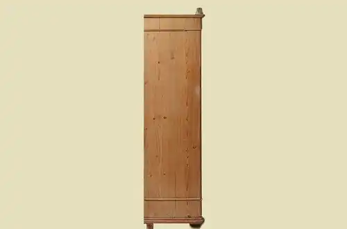 Antiker Jugendstil Kleiderschrank mit praktischer Einteilung von 1910