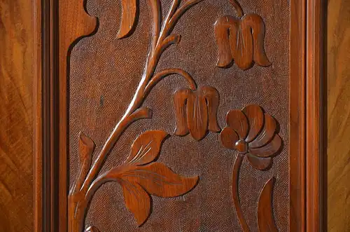 Antiker Jugendstil Kleiderschrank mit Schnitzerei & Bretter von 1920