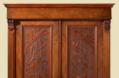 Antiker Jugendstil Kleiderschrank mit Schnitzerei & Bretter von 1920