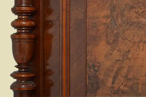 Antiker Gründerzeit Kleiderschrank Säulen & Schublade von 1880
