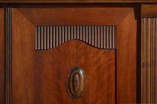 Antiker Jugendstil Kleiderschrank Schrank mit Schnitzerei von 1920