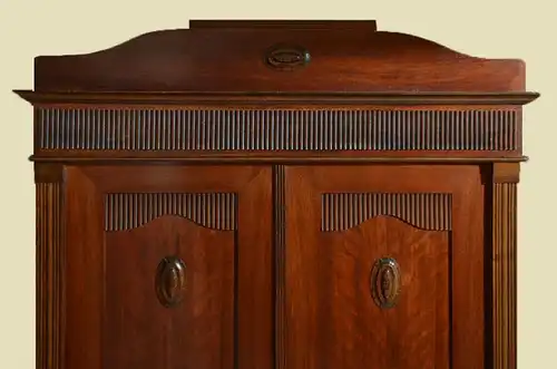 Antiker Jugendstil Kleiderschrank Schrank mit Schnitzerei von 1920