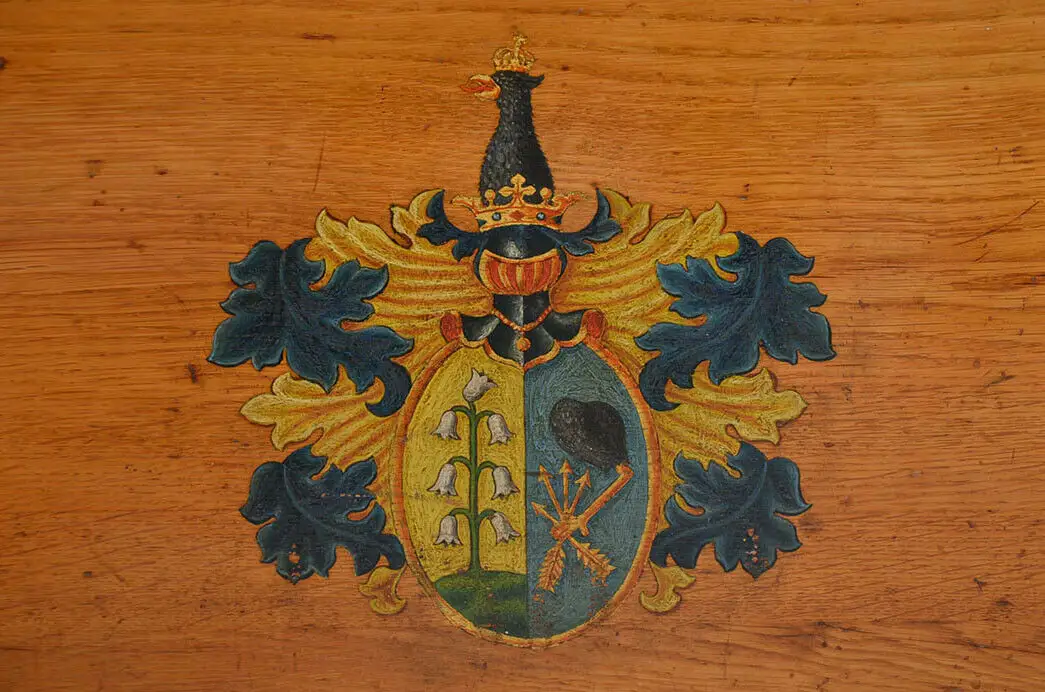 Antik Runddeckeltruhe Schloß Adelsbesitz Monogram & Wappen von 1846 10
