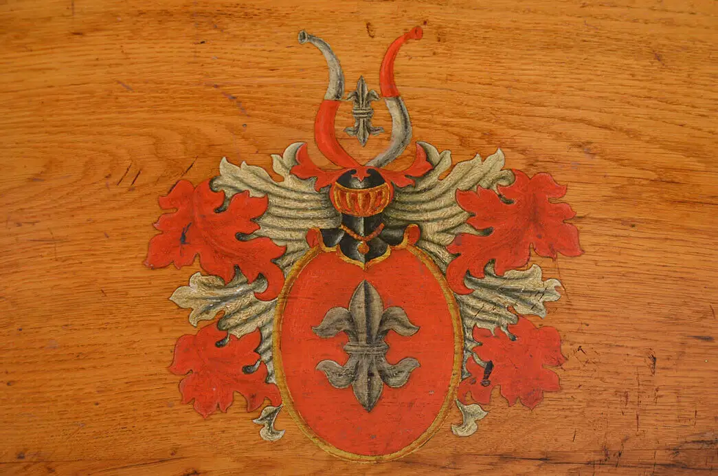 Antik Runddeckeltruhe Schloß Adelsbesitz Monogram & Wappen von 1846 11