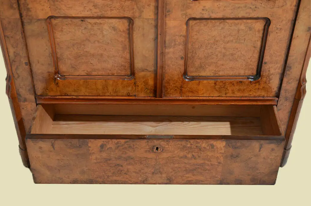 Antik Louis Philippe Nußbaum Wurzelholz Schrank Vitrine von 1840 4