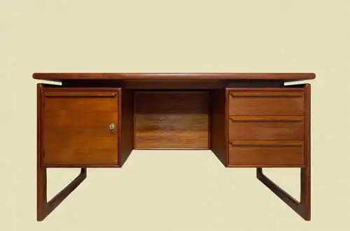 60er Vintage Dyrlund Dänischer Teak Schreibtisch mit Buchablage von 1960