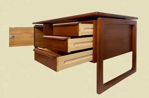 60er Vintage Dyrlund Dänischer Teak Schreibtisch mit Buchablage von 1960