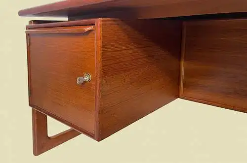 60er Vintage Dyrlund Dänischer Teak Schreibtisch mit Buchablage von 1960