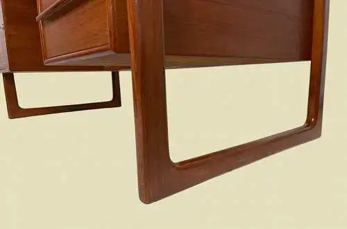 60er Vintage Dyrlund Dänischer Teak Schreibtisch mit Buchablage von 1960
