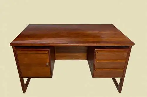 60er Vintage Dyrlund Dänischer Teak Schreibtisch mit Buchablage von 1960