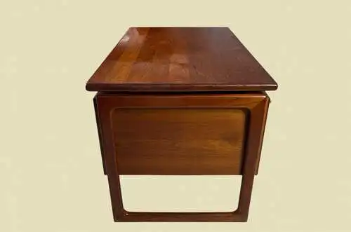 60er Vintage Dyrlund Dänischer Teak Schreibtisch mit Buchablage von 1960