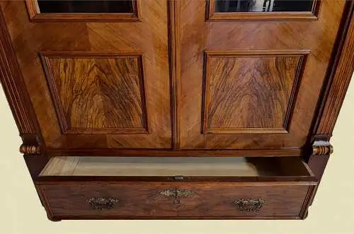 1880er Vitrine ANTIK Gründerzeit Nußbaum Bücherschrank Schrank von 1880