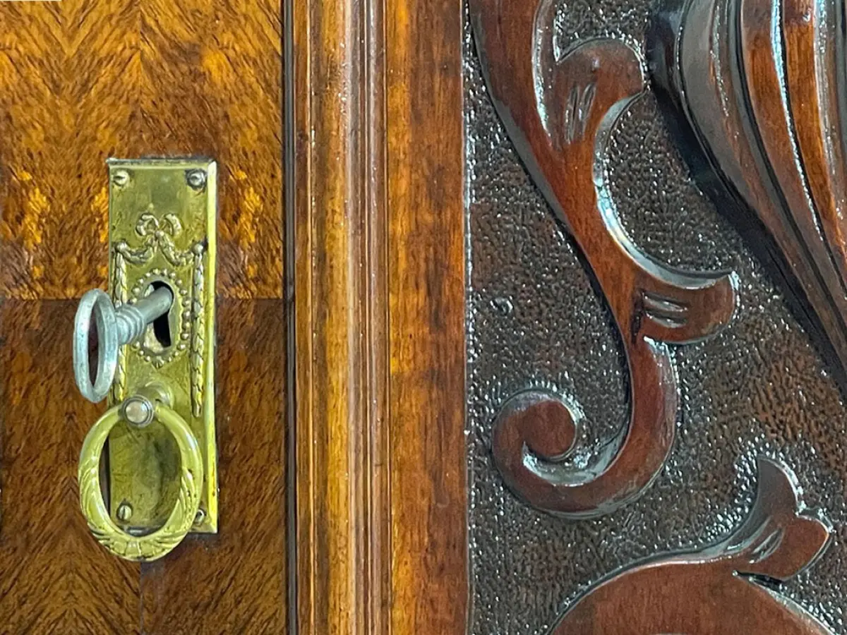 Edler 1880er Kleiderschrank ANTIK Gründerzeit Nußbaum Säulen Schrank von 1880 15