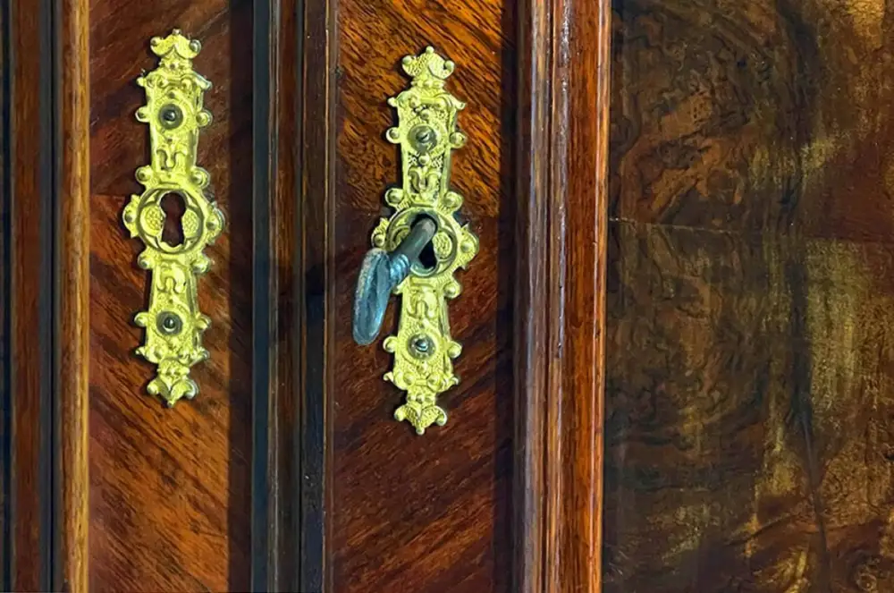 1840er ANTIK Schrank Louis Philippe VINTAGE Nußbaum Wäscheschrank von 1840 12