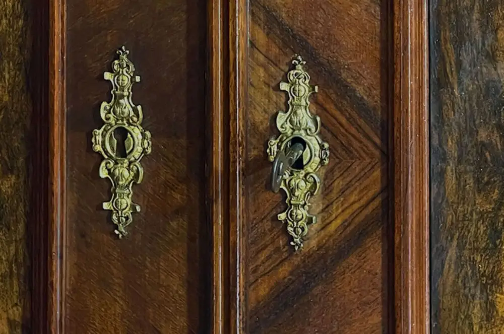 1880er Kleiderschrank ANTIK Gründerzeit VINTAGE Nußbaum Säulen Schrank von 1880 13