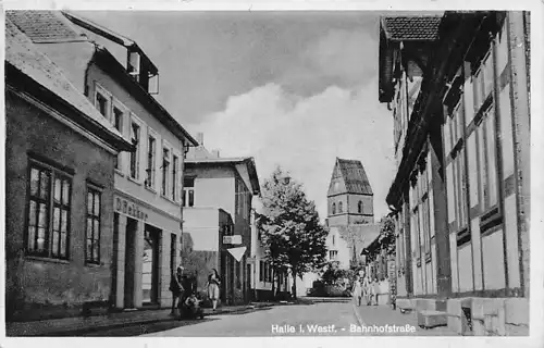 alte orig. AK Halle i. Westfalen Szene in der Bahnhofstrasse 1950