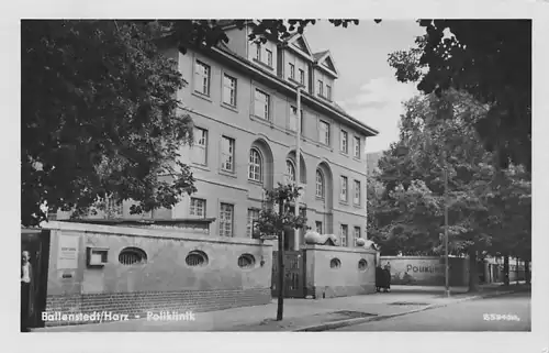 alte orig. AK Ballenstedt Harz b Quedlinburg An der Poliklinik 1955