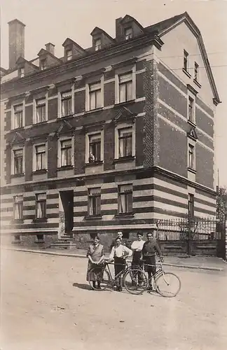 alte orig. AK Aue i. Sachsen Echt-Photo-AK Familie mit Fahrrädern vor Wohnhaus Vorkrieg