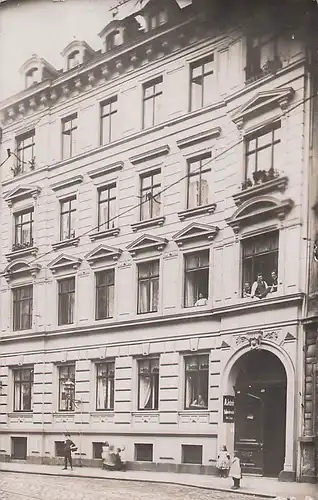 alte orig. AK Leipzig Szene an Wohnhaus mit drei Studenten am Fenster Hausnr. 14 Kinder 1910 Vorkrieg