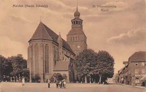 alte orig. AK Malchin b Dargun Neukalen Kinder auf dem Markt vor St. Johanniskirche Vorkrieg