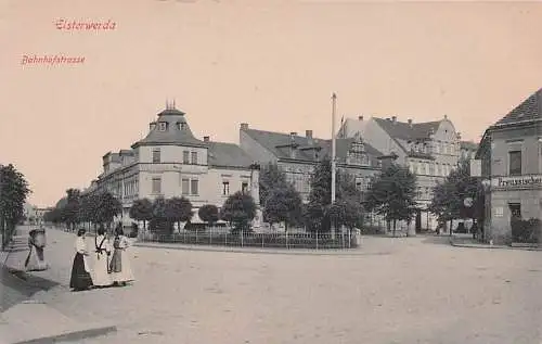 alte orig. AK Elsterwerda b Lauchhammer Plessa Frauen in der Bahnhofstrasse Geschäfte Gasthaus Vorkrieg