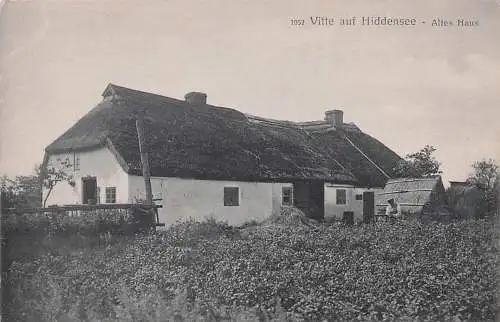 alte orig. AK Vitte Hiddensee Ostseebad Mann vor altem Haus Vorkrieg