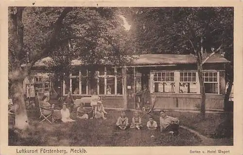 alte orig. AK Fürstenberg Havel b Lychen Templin Gransee Szene im Garten v. Hotel Wegert Bes. G. Steglich 1928 Vorkrieg Verlag A. Brüggemann in Fürstenberg Havel