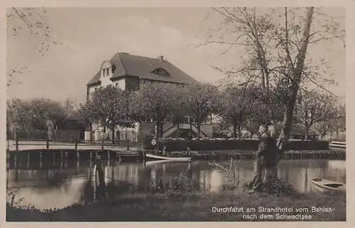 alte orig. AK Fürstenberg Havel b Lychen Templin Gransee Mann an der Durchfahrt am Strandhotel vom Bahlensee zum Schwedtsee Vorkrieg Verlag E. Wagner in Fürstenberg Havel