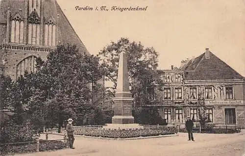 alte orig. AK Parchim i. Mecklenburg b Neustadt Glewe Lübz Ludwigslust Kriegerdenkmal und Schuhwaaren Laden Geschäft 1915 Vorkrieg