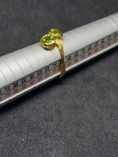 Goldring mit 2 Peridot Steinen - 9 Karat - 375 Echtgold - Ring