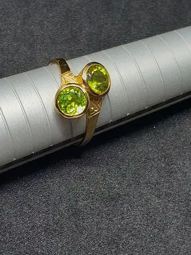 Goldring mit 2 Peridot Steinen - 9 Karat - 375 Echtgold - Ring