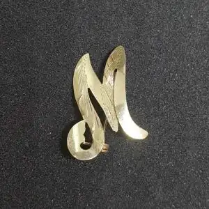 Brosche / Anstecker " M " aus 14 Karat Echtgold ( 585er ) mit Zuchtperlen