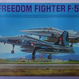 Esci Freedom Fighter F-5A-1:72-9032-Modellflieger-OVP-0937
