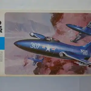 Hasegawa Grumman F9F-2 Panther U.S.Navy Fighter-1:72-B22-Modellflieger-OVP-0904