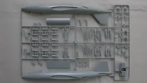 Mach 2 General Dynamics RB-57F-1:72-GP.019-OVP und Italeri Martin B-57B Canberra-1:72-144-Modellflieger-0745