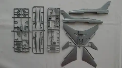 Esci North American F-100-1:72-9042 und F-100 D Super Sabre-1:72-9022-Modellflieger-0734