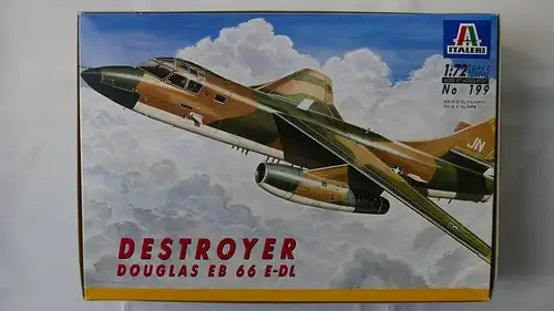 Italeri Douglas B-66B Destroyer-1:72-149 und Destroyer Douglas EB 66 E-DL-1:72-199-Modellflieger-0600