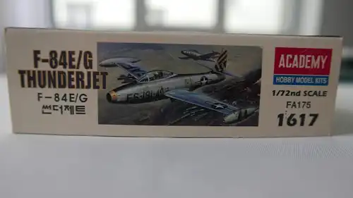 Academy F-84E/G Thundertjet-1:72-1617-OVP-und Display Stand-1601-Modellflieger-0496