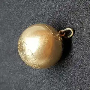 Weihnachtskugel Goldanhänger 14 Karat Echtgold ( 585er ) " Die Welt dreht sich um Liebe "