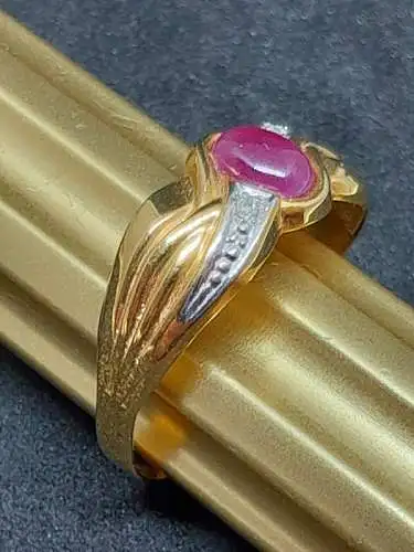 Goldring mit Rubin Cabochon und Diamanten - 8 Karat - Gelbgold - 333 Echtgold