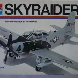Monogram Skyraider A-1E "Flying Dump Truck"-1:72-6807-Modellflieger-OVP-1221