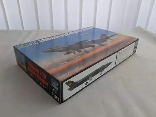 Trumpeter Chinese J-20 Mighty Dragon-1:72-01663-Modellflieger-Bauteile versiegelt-OVP-1210