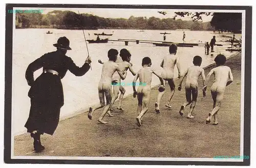 Nackte Jungen von einer Polizistin im Park Hyde Serpendine, gejagt London 1926