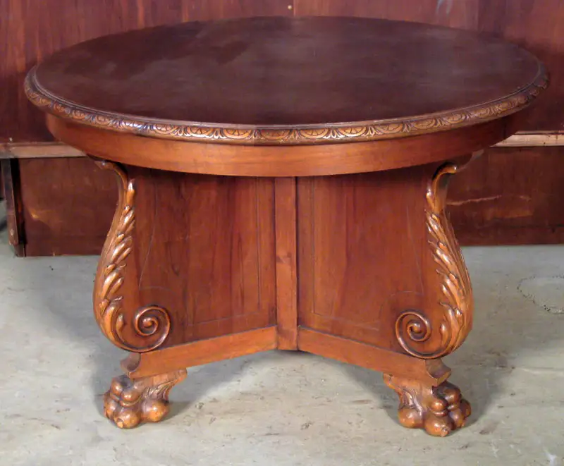 Kunstvoll gestalteter Nussbaum Sofa- Tisch gefertigt um 1920 Antik Kolosseum 1
