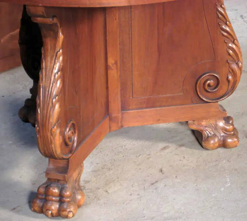 Kunstvoll gestalteter Nussbaum Sofa- Tisch gefertigt um 1920 Antik Kolosseum 2