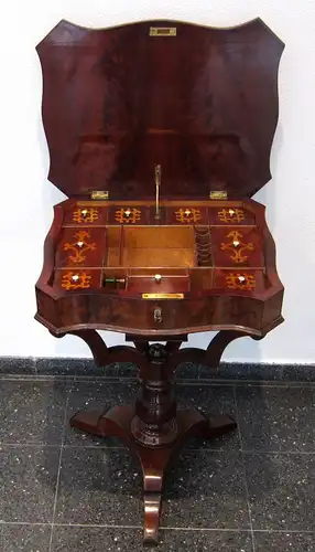 Traumhaftes Spät- Biedermeier Nähkästchen aus Mahagoni Antik Kolosseum