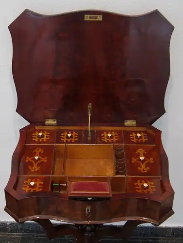 Traumhaftes Spät- Biedermeier Nähkästchen aus Mahagoni Antik Kolosseum