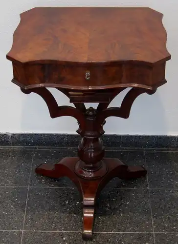 Traumhaftes Spät- Biedermeier Nähkästchen aus Mahagoni Antik Kolosseum