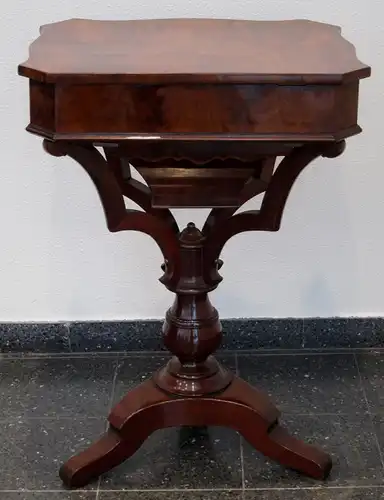 Traumhaftes Spät- Biedermeier Nähkästchen aus Mahagoni Antik Kolosseum