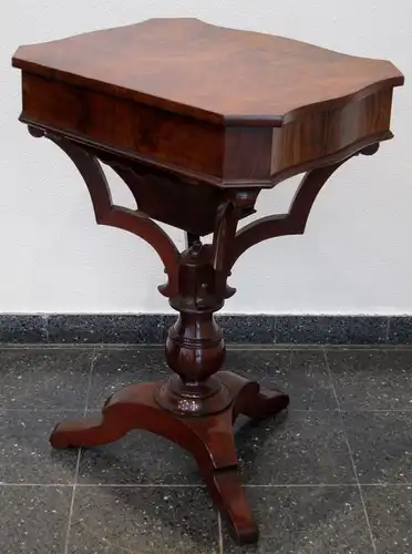 Traumhaftes Spät- Biedermeier Nähkästchen aus Mahagoni Antik Kolosseum